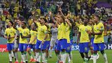 Wo und wann auch immer eine WM gespielt wird, Brasilien gehört automatisch zum Kreis der Titelanwärter. Beim 2:0 gegen Serbien wurde die Selecao ihrer Favoritenrolle allerdings erst durch einen furiosen Auftritt in der zweiten Halbzeit gerecht. Stürmer Richarlison gelang dabei mit seinem spektakulären Seitfallzieher das wohl schönste Tor des ersten Vorrundenspieltags