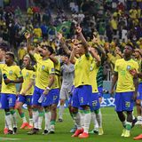 Wo und wann auch immer eine WM gespielt wird, Brasilien gehört automatisch zum Kreis der Titelanwärter. Beim 2:0 gegen Serbien wurde die Selecao ihrer Favoritenrolle allerdings erst durch einen furiosen Auftritt in der zweiten Halbzeit gerecht. Stürmer Richarlison gelang dabei mit seinem spektakulären Seitfallzieher das wohl schönste Tor des ersten Vorrundenspieltags
