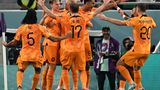 "Ohne Holland fahr'n wir zur WM..." Der Schmähgesang, den deutsche Fans so gerne anstimmen, stimmt zumindest für die WM in Katar ja schon mal nicht. Die Niederländer sind unzweifelhaft dabei in Katar, davon zeugt ihr 2:0 gegen den Senegal. Und so wie es aussieht, haben sie durchaus das Zeug, länger im Turnier zu verweilen als der Dauerrivale aus Deutschland
