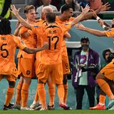 "Ohne Holland fahr'n wir zur WM..." Der Schmähgesang, den deutsche Fans so gerne anstimmen, stimmt zumindest für die WM in Katar ja schon mal nicht. Die Niederländer sind unzweifelhaft dabei in Katar, davon zeugt ihr 2:0 gegen den Senegal. Und so wie es aussieht, haben sie durchaus das Zeug, länger im Turnier zu verweilen als der Dauerrivale aus Deutschland
