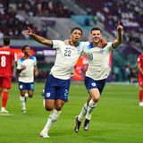 Jude Bellingham und Jason Mount sind ein ziemlich vergnügtes Duo. Kein Wunder, ihrem Team aus England gelang mit dem 6:2 gegen den Iran der zweithöchste Sieg des ersten Vorrunden-Spieltags. Auch die Leistung überzeugte. Bei den Buchmachern in London dürfte man für den Achtelfinaleinzug der englischen Elf keine sonderlich hohen Quoten erwarten