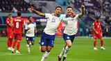 Jude Bellingham und Jason Mount sind ein ziemlich vergnügtes Duo. Kein Wunder, ihrem Team aus England gelang mit dem 6:2 gegen den Iran der zweithöchste Sieg des ersten Vorrunden-Spieltags. Auch die Leistung überzeugte. Bei den Buchmachern in London dürfte man für den Achtelfinaleinzug der englischen Elf keine sonderlich hohen Quoten erwarten