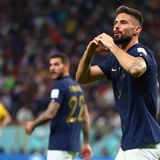 Oliver Giroud herzt sein Team, sich selbst und vermutlich die ganze Welt. Frankreich hatte mit robusten Australiern anfangs so seine Probleme. Doch am Ende setzte sich der Favorit doch einigermaßen klar mit 4:1 durch und untermauerte damit seine Titelambitionen