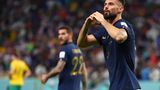 Oliver Giroud herzt sein Team, sich selbst und vermutlich die ganze Welt. Frankreich hatte mit robusten Australiern anfangs so seine Probleme. Doch am Ende setzte sich der Favorit doch einigermaßen klar mit 4:1 durch und untermauerte damit seine Titelambitionen