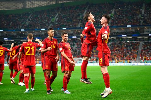 So sieht das aus, wenn man vor Kraft kaum laufen kann. Spanien hat sich mit einem furiosen 7:0 gegen Costa Rica in den Vordergrund gespielt. Ob der Kantersieeg tatsächlich der Stärker der Spanier zuzuschreiben ist, oder ob womöglich auch die überschaubare Defensiv-Leistung der Männer aus Costa Rica eine Rolle gespielt hat, wird man am Sonntag sehen: beim Aufeinandertreffen von Spanien und Deutschland