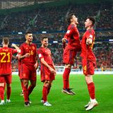 So sieht das aus, wenn man vor Kraft kaum laufen kann. Spanien hat sich mit einem furiosen 7:0 gegen Costa Rica in den Vordergrund gespielt. Ob der Kantersieeg tatsächlich der Stärker der Spanier zuzuschreiben ist, oder ob womöglich auch die überschaubare Defensiv-Leistung der Männer aus Costa Rica eine Rolle gespielt hat, wird man am Sonntag sehen: beim Aufeinandertreffen von Spanien und Deutschland