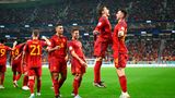 So sieht das aus, wenn man vor Kraft kaum laufen kann. Spanien hat sich mit einem furiosen 7:0 gegen Costa Rica in den Vordergrund gespielt. Ob der Kantersieeg tatsächlich der Stärker der Spanier zuzuschreiben ist, oder ob womöglich auch die überschaubare Defensiv-Leistung der Männer aus Costa Rica eine Rolle gespielt hat, wird man am Sonntag sehen: beim Aufeinandertreffen von Spanien und Deutschland