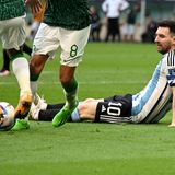 Messi am Boden... Wenn es ein Sinnbild für den brutalen Absturz des Titelfavoriten aus Argentinien gibt, dann wohl dieses: Der Superstar auf dem Hosenboden, während zwei Spieler aus Saudi-Arabien mit der Kugel spielen. Die 1:2-Niederlage der Albiceleste war jedenfalls die Sensation des Turniers. Ähh, Moment mal, da war ja noch was...