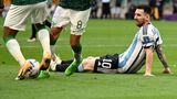 Messi am Boden... Wenn es ein Sinnbild für den brutalen Absturz des Titelfavoriten aus Argentinien gibt, dann wohl dieses: Der Superstar auf dem Hosenboden, während zwei Spieler aus Saudi-Arabien mit der Kugel spielen. Die 1:2-Niederlage der Albiceleste war jedenfalls die Sensation des Turniers. Ähh, Moment mal, da war ja noch was...