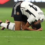 Was soll man noch sagen, wenn man hier auf den kugelrunden Rücken von Jamal Musiala blickt? Die Enttäuschung in Deutschland war riesengroß nach der unerwarteten 1:2-Niederlage gegen Japan. Zumal sich die Deutschen die Blamage zum Auftakt selbst zuzuschreiben hatten, durch die fehlende Effizienz im Angriff und  eine wenig sattelfest wirkende Abwehr in der Schlussviertelstunde.