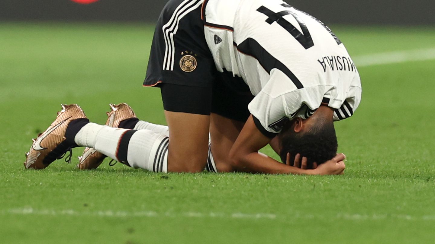 Was soll man noch sagen, wenn man hier auf den kugelrunden Rücken von Jamal Musiala blickt? Die Enttäuschung in Deutschland war riesengroß nach der unerwarteten 1:2-Niederlage gegen Japan. Zumal sich die Deutschen die Blamage zum Auftakt selbst zuzuschreiben hatten, durch die fehlende Effizienz im Angriff und  eine wenig sattelfest wirkende Abwehr in der Schlussviertelstunde.