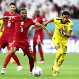 Na gut, niemand hatte erwartet, dass das Team des WM-Gastgebers aus Katar Bäume ausreißen würde. Aber die lange Vorbereitung hatte zumindest die Vermutung genährt, dass sich die Mannschaft halbwegs wettbewerbsfähig präsentieren würde. Leider ein Trugschluss, den auch das Publikum nicht ignorieren mochte. Ein Großteil der Ränge während des Eröffnungsspiels gegen Ecuador leerte sich bereits Mitte der 2. Halbzeit