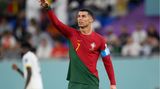 Okay, bei jemanden wie Cristiano Ronaldo von "Luft nach oben" zu sprechen, scheint ein wenig despektierlich. Schließlich hat CR7 gleich im ersten Spiel Geschichte geschrieben und ist nun der erste Profi, der bei fünf Weltmeisterschaften mindestens jeweils einen Treffer erzielt hat. Trotzdem: Das 3:2 von Portugal gegen Kamerun offenbarte ein paar Wackler im portugiesischen Team. Das geht auch souveräner