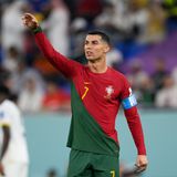 Okay, bei jemanden wie Cristiano Ronaldo von "Luft nach oben" zu sprechen, scheint ein wenig despektierlich. Schließlich hat CR7 gleich im ersten Spiel Geschichte geschrieben und ist nun der erste Profi, der bei fünf Weltmeisterschaften mindestens jeweils einen Treffer erzielt hat. Trotzdem: Das 3:2 von Portugal gegen Kamerun offenbarte ein paar Wackler im portugiesischen Team. Das geht auch souveräner