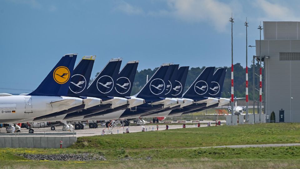 Maschinen der Lufthansa stehen am Flughafen in Berlin.