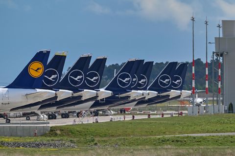 Maschinen der Lufthansa stehen am Flughafen in Berlin.
