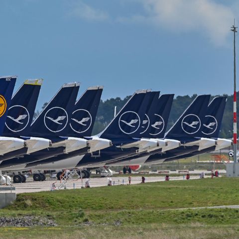 Maschinen der Lufthansa stehen am Flughafen in Berlin.