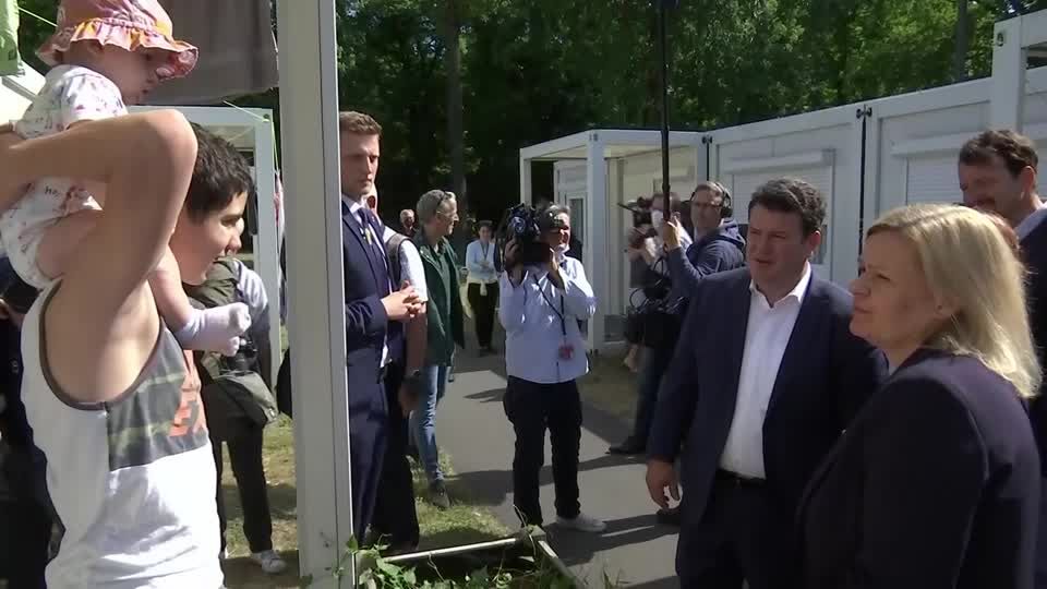 Pressestimmen: "Wer sich in Deutschland anstrengt, der soll unkompliziert dazugehören" – so kommentiert die Presse die Einbürgerungspläne Pressestimmen: "Wer sich in Deutschland anstrengt, der soll unkompliziert dazugehören" – so kommentiert die Presse die Einbürgerungspläne