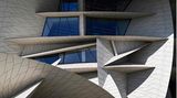 Doha, Katar. Katar gehört definitiv zu jenen Ländern der Superlative. Das sieht man besonders an der Skyline der Stadt. Ins Bild passt da natürlich auch dieses architektonische Kunstwerk: das Nationalmuseum von Katar, konstruiert vom französischen Architekten Jean Nouvel.