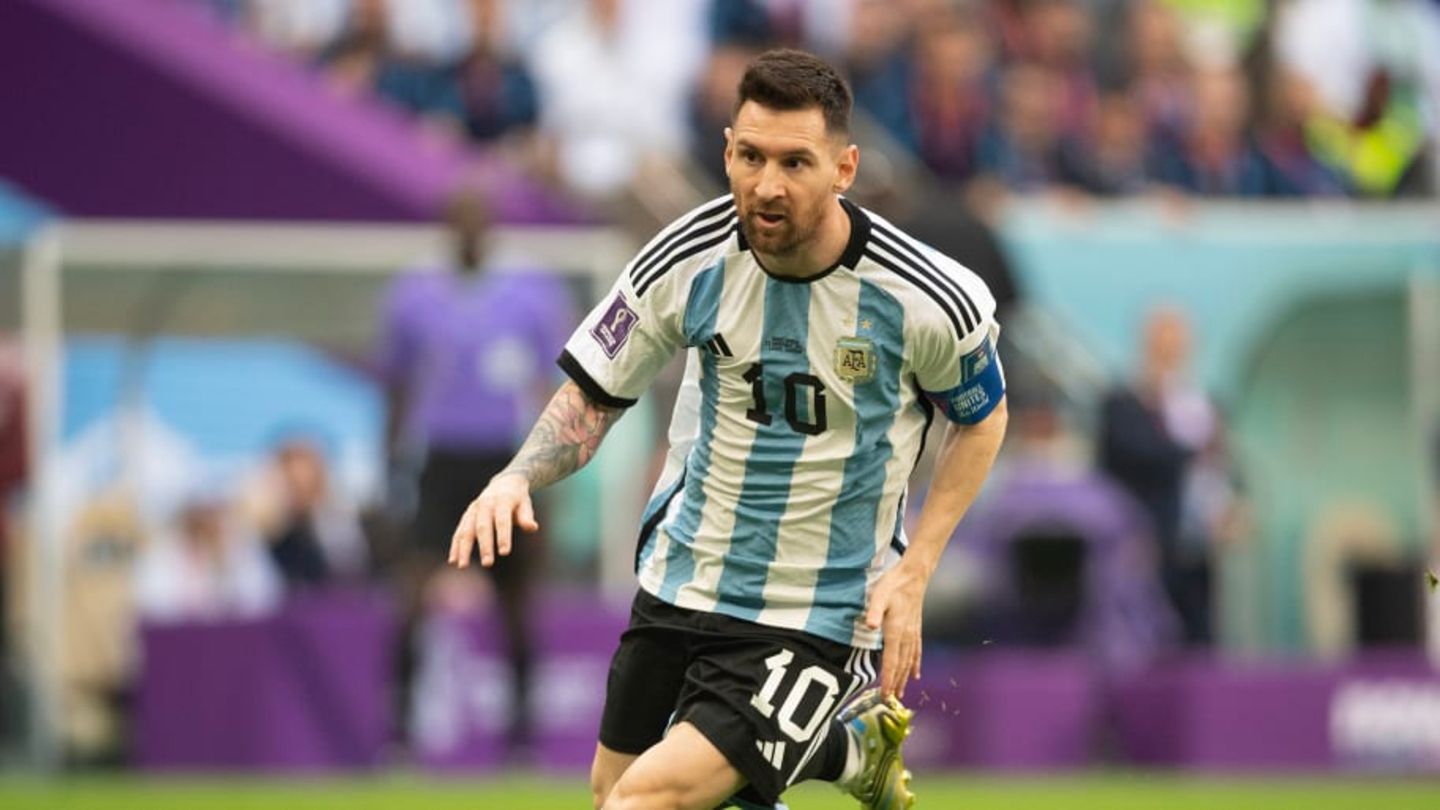 Argentiniens Kapitän Lionel Messi jagt dem Ball hinterher