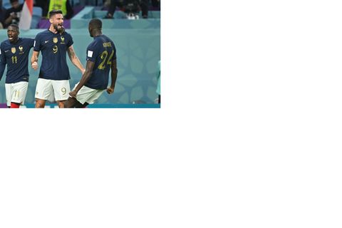 Frankreichs Olivier Giroud (m.) lässt sich nach seinem Tor von den Teamkollegen feiern