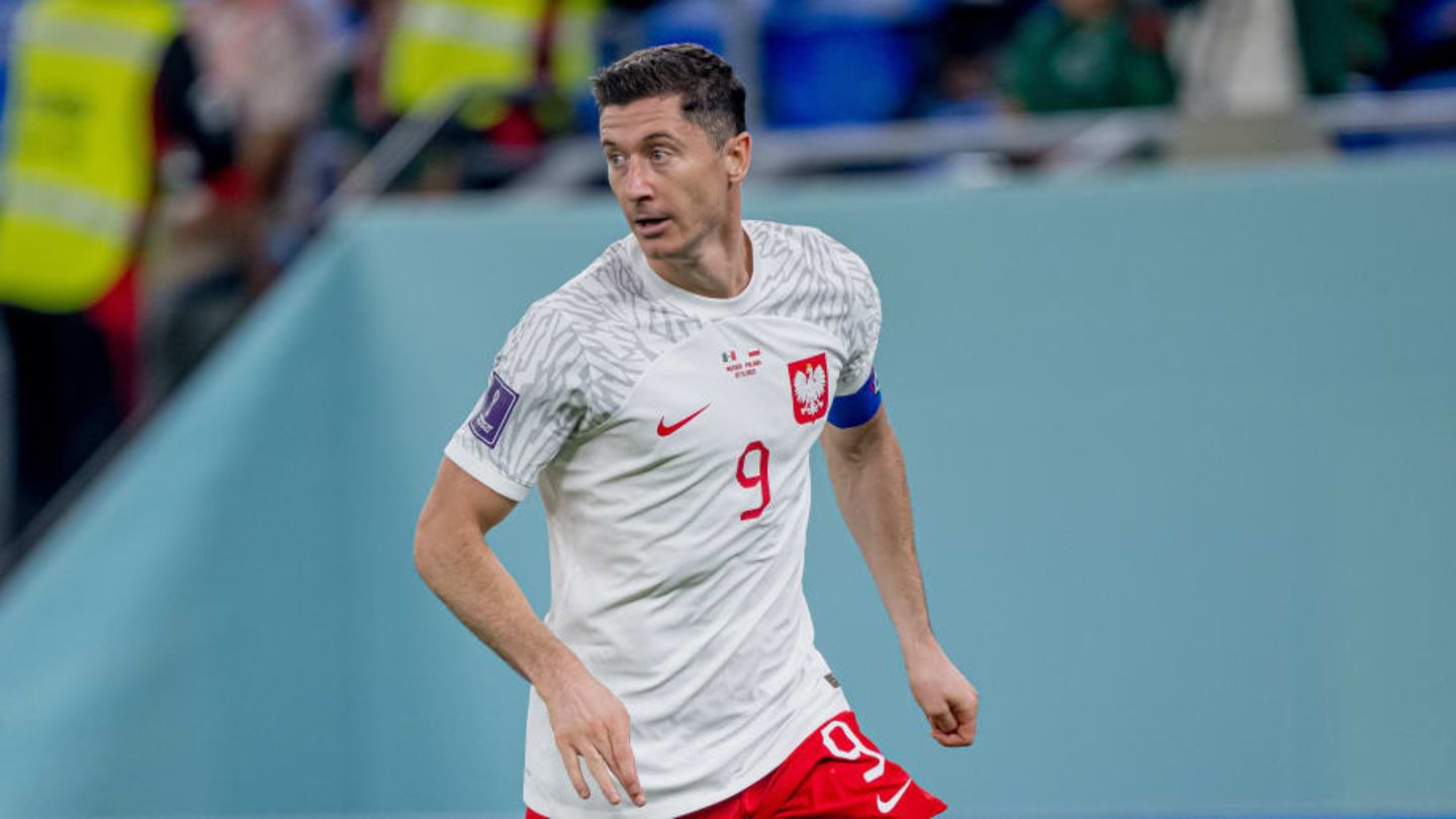 Polens Kapitän Robert Lewandowski auf der Suche nach einer Anspielstation