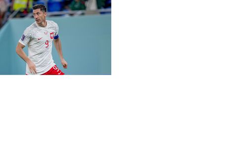 Polens Kapitän Robert Lewandowski auf der Suche nach einer Anspielstation