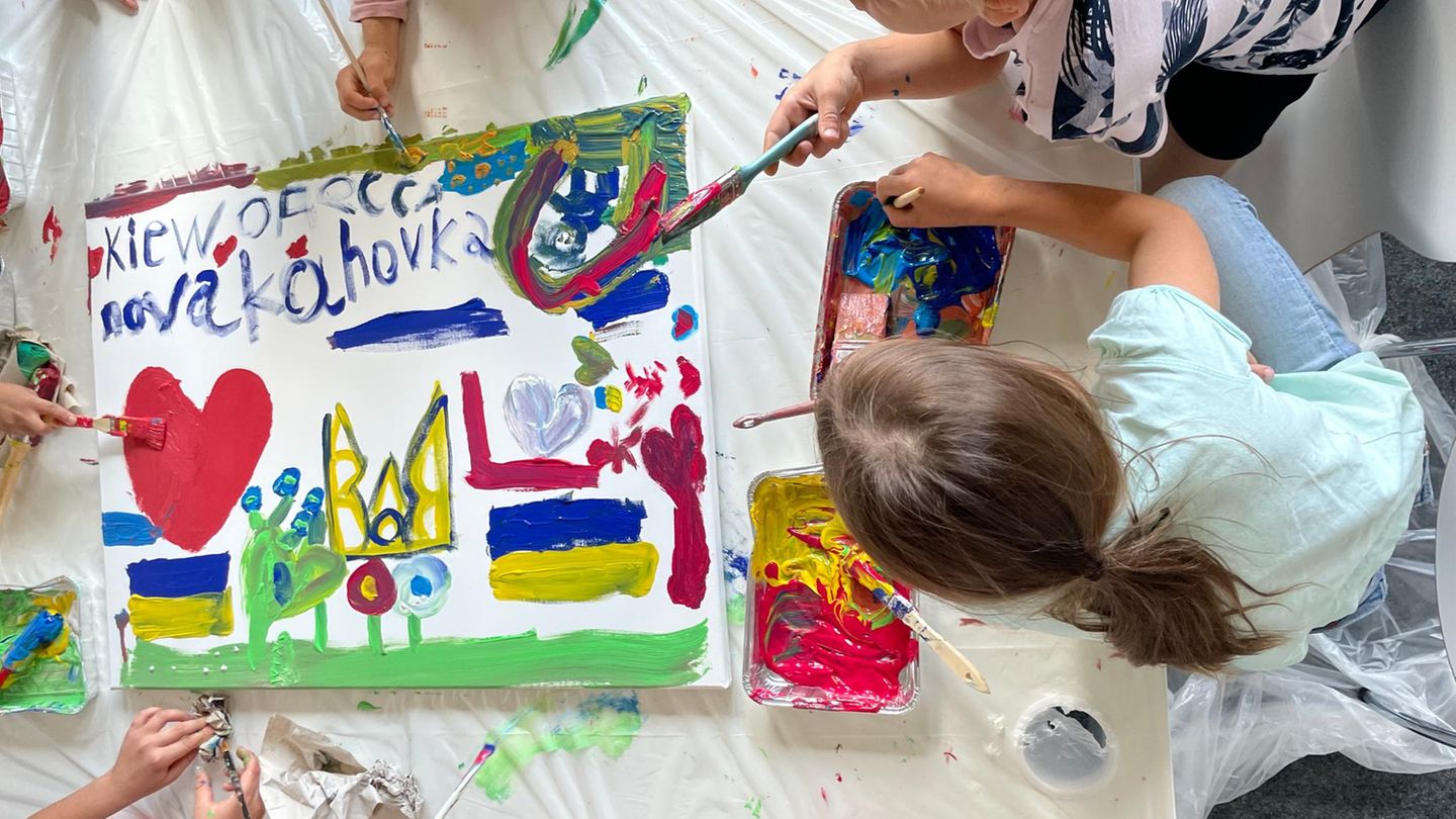 Klassenzimmer für die Ukraine : Vormittags erhalten die Kinder im Schulprojekt Unterricht nach dem Lehrplan der Ukraine. Nachmittags wird Malen, Sport oder Deutschunterricht angeboten Vormittags erhalten die Kinder im Schulprojekt Unterricht nach dem Lehrplan der Ukraine. Nachmittags wird Malen, Sport oder Deutschunterricht angeboten