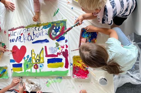 Vormittags erhalten die Kinder im Schulprojekt Unterricht nach dem Lehrplan der Ukraine. Nachmittags wird Malen, Sport oder Deutschunterricht angeboten