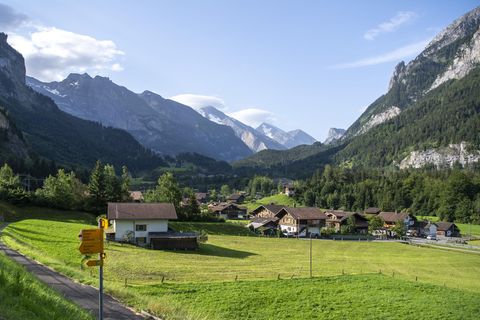 Grüne Wiesen und ein paar Häuser umgeben von Bergen: die Gemeinde Mitholz in der Schweiz