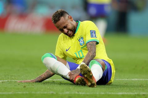 Mit schmerzverzerrtem Gesicht sitzt Neymar im WM-Spiel gegen Serbien auf dem Platz.