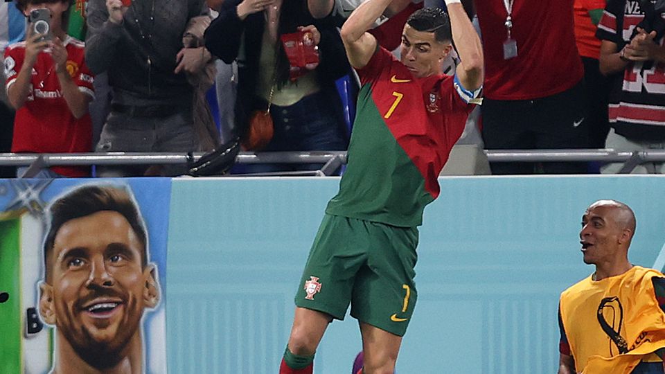 Ronaldo jubelt nach seinem historischen Treffer vor dem Porträt von Lionel Messi