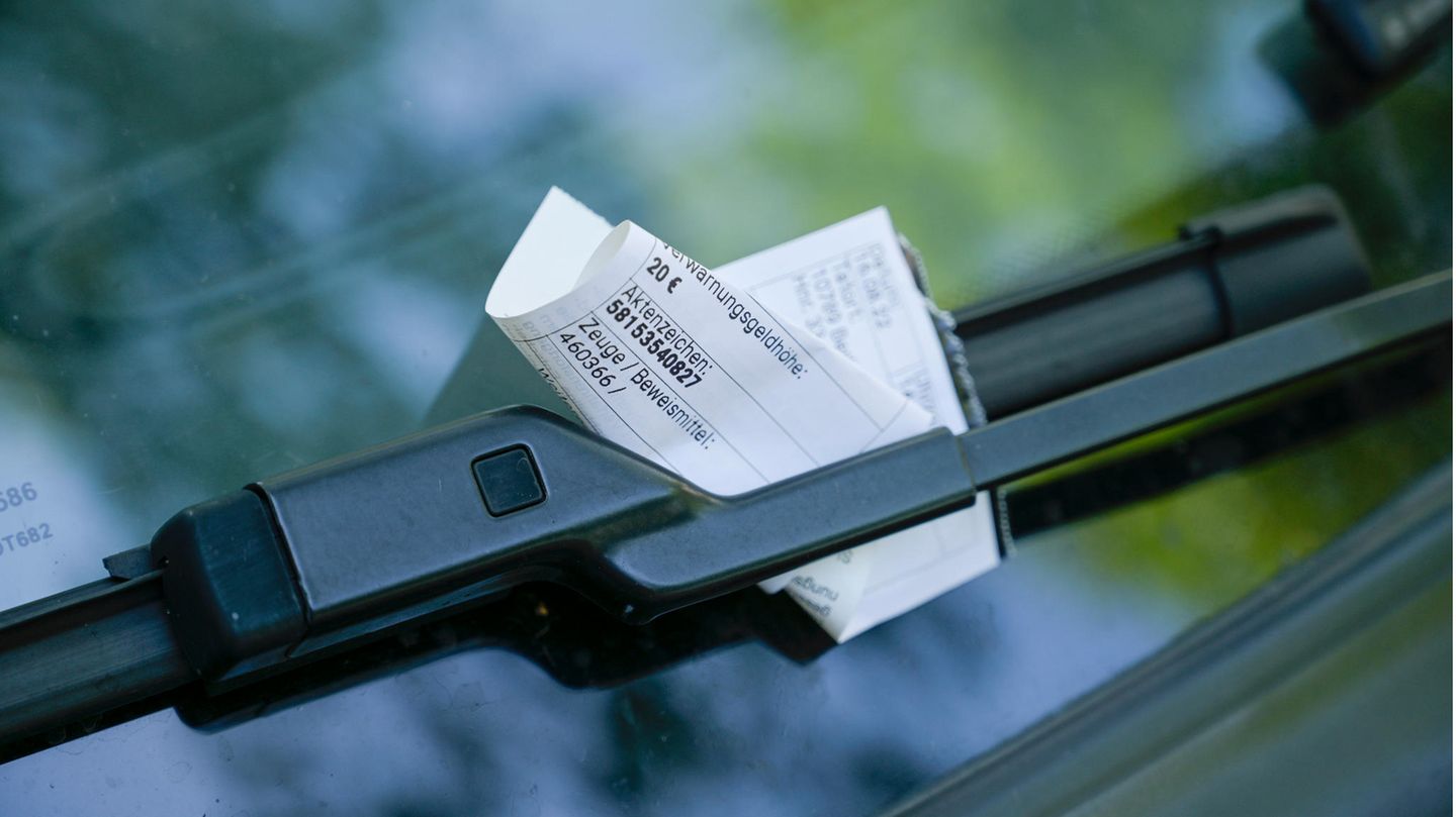 Bußgeld klemmt unter Scheibenwischer. In Bayern droht bei der Nutzung einer falschen Parkscheibe ein Knöllchen.