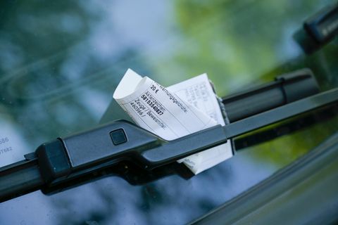 Bußgeld klemmt unter Scheibenwischer. In Bayern droht bei der Nutzung einer falschen Parkscheibe ein Knöllchen.