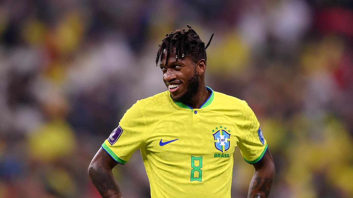 Frisurenmode zur WM 2022: Es ist nicht Fred vom Jupiter, sondern Fred aus Brasilien. Der Mann, der mit vollem Namen Frederico Rodrigues de Paula Santos heißt, trägt die Haare hinten kurz, dafür die Dreads nach vorne. Es ist nicht Fred vom Jupiter, sondern Fred aus Brasilien. Der Mann, der mit vollem Namen Frederico Rodrigues de Paula Santos heißt, trägt die Haare hinten kurz, dafür die Dreads nach vorne.