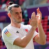 Modisch ist diese Frisur fast schon ein alter Hut. Trotzdem trägt sie der Waliser Gareth Bale "Man Bun" zu kurz rasiertem Seitenhaar. Wer die 90er erlebt hat, kennt diesen Haarschnitt schon – und hatte womöglich gehofft, dass er nie zurückkehrt.