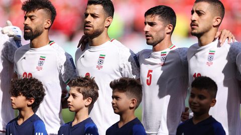 Iranische Nationalspieler singen ihre Hymne mit