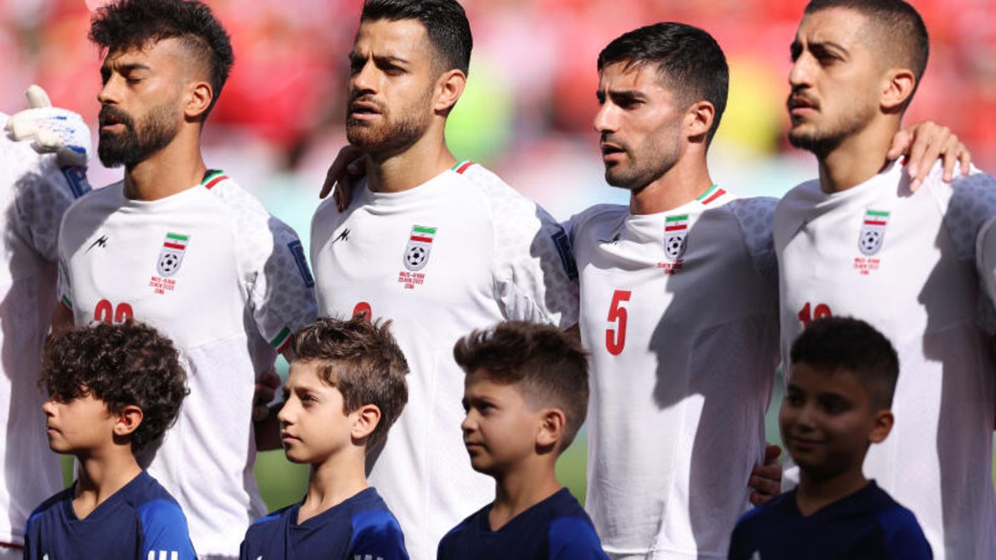 Iranische Nationalspieler singen ihre Hymne mit