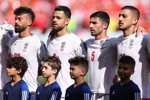 Iranische Nationalspieler singen ihre Hymne mit