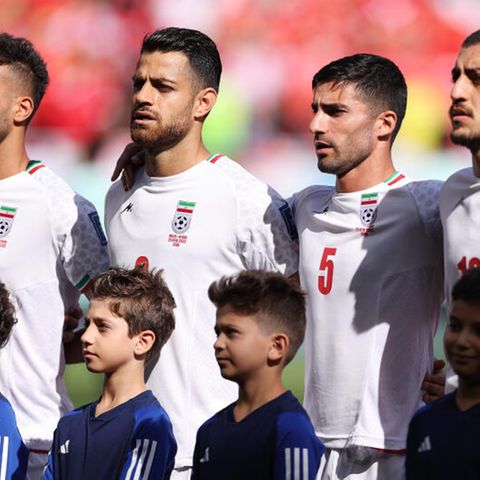 Iranische Nationalspieler singen ihre Hymne mit
