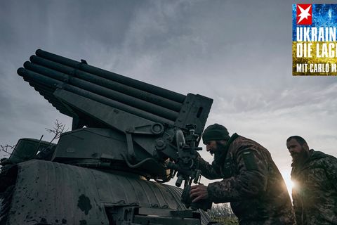 Ukrainische Soldaten bereiten sich auf den Beschuss russischer Stellungen an der Frontlinie vor