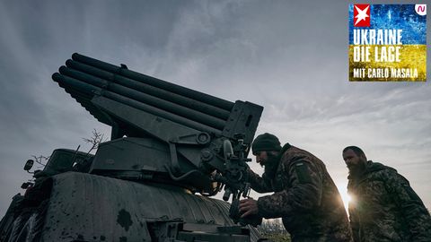 Ukrainische Soldaten bereiten sich auf den Beschuss russischer Stellungen an der Frontlinie vor