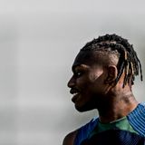 Portugals Stürmer Rafael Leao trägt seine Haare in Strängen nach hinten geflochten, wo sie in kleinen Zöpfen münden.