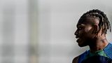 Portugals Stürmer Rafael Leao trägt seine Haare in Strängen nach hinten geflochten, wo sie in kleinen Zöpfen münden.