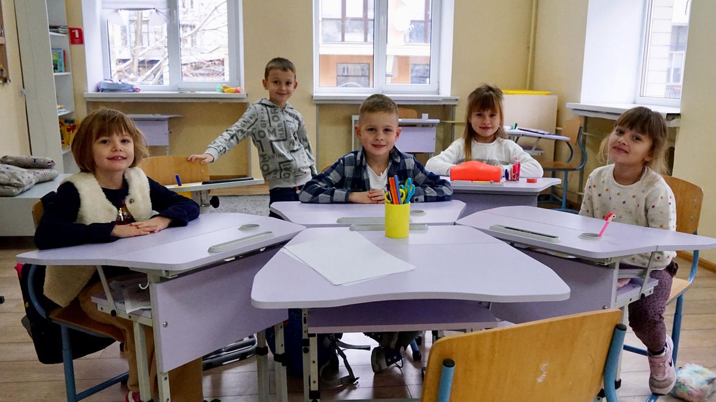 Kinder an Schultischen, Ukraine Kinder an Schultischen, Ukraine