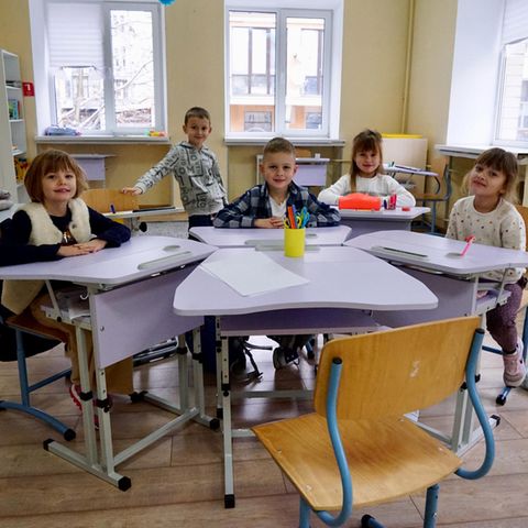 Kinder an Schultischen, Ukraine