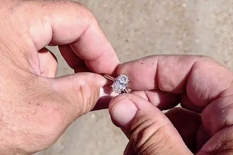 Unglaublicher Fund: Mann entdeckt 40.000 Dollar Ring mit seinem Metalldetektor