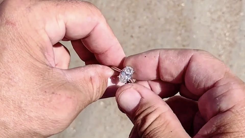 Unglaublicher Fund: Mann entdeckt 40.000 Dollar Ring mit seinem Metalldetektor