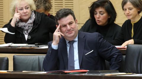 Hubertus Heil (M, SPD), Bundesarbeitsminister, verfolgt im Bundesrat die Redebeiträge