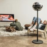 Cell Alpha: Lautsprecher wie Stehlampen  Die Cell Alpha Lautsprecher von Syng haben es nur in diese Liste geschafft, weil sie als Lautsprecher im Raum nicht auffallen. Die 360-Grad-Speaker sehen aus wie Stehlampen oder Tischleuchten. Als Weihnachtsgeschenk dürften sie mit 2700 Euro fast jeden Rahmen sprengen. Aber träumen wird man ja noch drüfen.